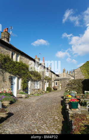 Rue pittoresque de Malham village, North Yorkshire, Angleterre. Banque D'Images