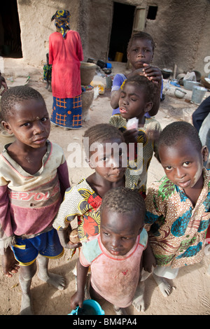 Les enfants dans le village de potiers de Kalabougou, au Mali, où les femmes forgerons ont travaillé pendant des siècles comme potiers traditionnels. Banque D'Images