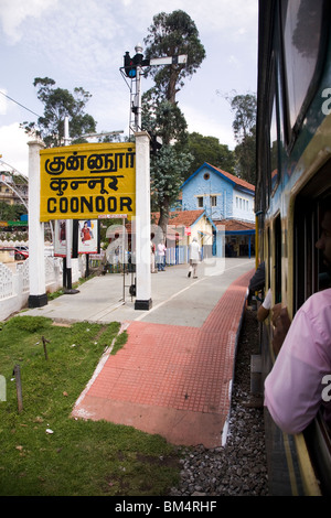 Coonoor station au Nilgiri Mountain Railway train à Ooty (Ootcamund) s'éloigne. Banque D'Images