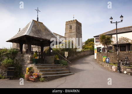 Royaume-uni, Angleterre, Devon, Woolacombe, Mortehoe, St Mary's Church et navire échoué Pub Banque D'Images