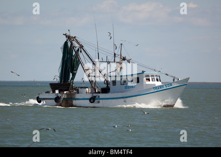 Bateau de crevettes avec ses filets remorqués à retourner au port de la baie de Corpus Christi près de Corpus Christi, Texas, États-Unis. Banque D'Images