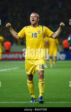 BERLIN - 15 JUIN : le Suédois Mattias Jonson célèbre la victoire de la Suède sur le Paraguay dans un match de Coupe du monde de la FIFA le 15 juin 2006 à Berlin, en Allemagne. Usage éditorial exclusif. Pas de poussée vers l'utilisation d'un appareil mobile. Utilisation commerciale interdite. (Photographie de Jonathan Paul Larsen / Diadem images) Banque D'Images