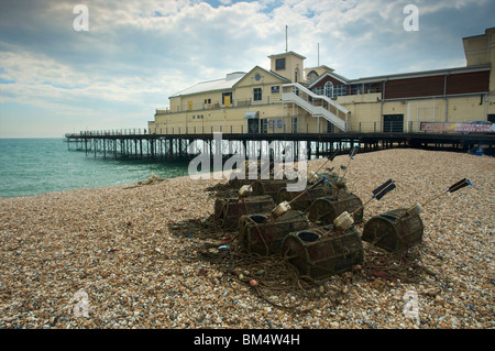 Quai de Bognor regis avec des pots de homard en premier plan - 15 mai 2010 Banque D'Images