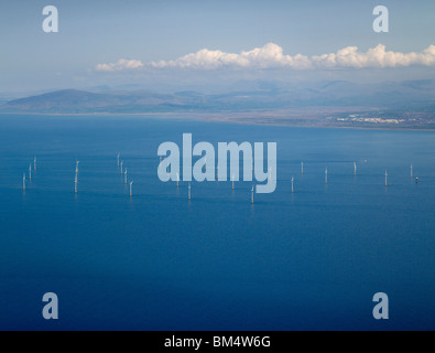 Parc éolien offshore, Morcambe Bay, au large de la côte ouest au sud de Barrow in Furness, ROYAUME UNI, avec le district du lac derrière Banque D'Images