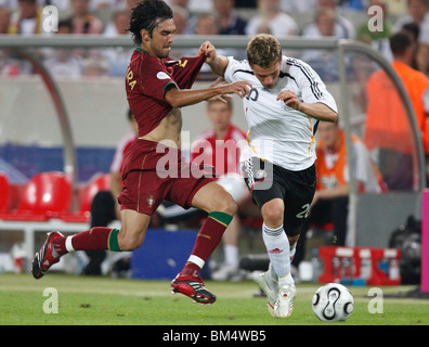 Paulo Ferreira de Portugal (l) défend contre Lukas Podolski (r) de l'Allemagne pendant la Coupe du Monde 2006 troisième place. Banque D'Images