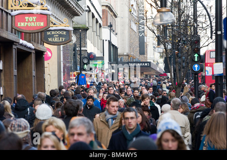 Les acheteurs de Noël sur Oxford Street, London, England, UK Banque D'Images