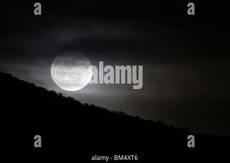 Pleine lune se lève au-dessus de la petite ville de montagne de Salida, Colorado, USA Banque D'Images