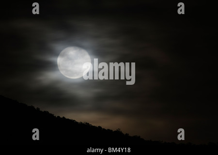 Pleine lune se lève au-dessus de la petite ville de montagne de Salida, Colorado, USA Banque D'Images