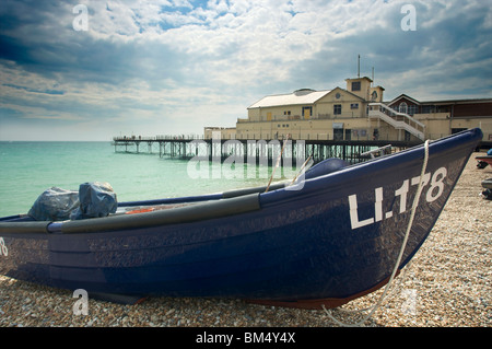 Quai de Bognor regis avec bateau de pêche en premier plan - 15 mai 2010 Banque D'Images