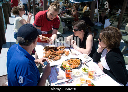 Diners de manger les crabes de la baie de Chesapeake à la griffe Crabe Restaurant baie de Chesapeake St Michaels dans le Maryland MD USA Banque D'Images