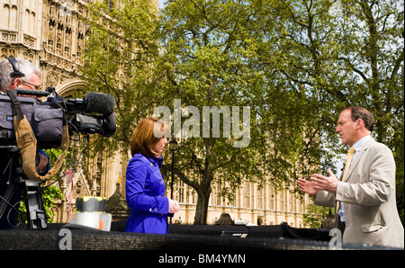 Kay Burley interviewer Simon Hughes en face de la Chambre du Parlement pour Sky News. Banque D'Images