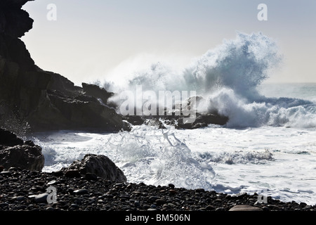 Les mers de l'Atlantique avec de grosses vagues se briser sur la plage à Ajuy sur l'île canarienne de Fuerteventura Banque D'Images