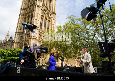 Kay Burley interviewer Simon Hughes en face de la Chambre du Parlement pour Sky News. Banque D'Images