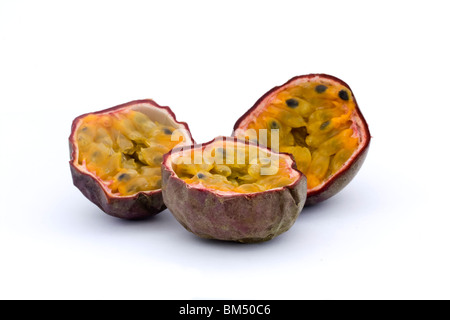 Trois moitiés de passionfruits isolated on white Banque D'Images