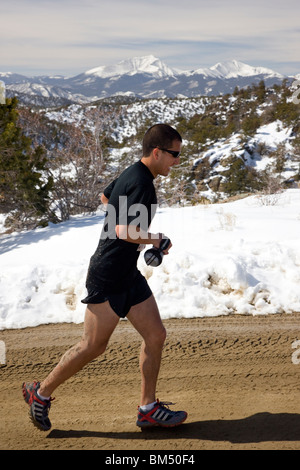 Runner participe à une course de marathon près de la petite ville de montagne de Salida, Colorado, USA Banque D'Images