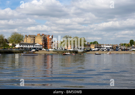 Une vue de Putney de Fulham sur la Tamise à Londres, Royaume-Uni. Banque D'Images