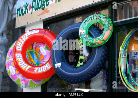 Beach boutique vendant des anneaux gonflables à Weymouth Dorset Banque D'Images