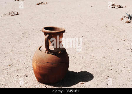 Pot de céramique à un village bédouin dans le désert près de Hurghada, Egypte Banque D'Images