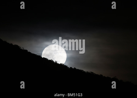 Pleine lune se lève au-dessus de la petite ville de montagne de Salida, Colorado, USA Banque D'Images