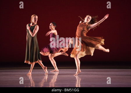 Mark Morris Dance Group performing at the London Coliseum Theatre, Londres, Angleterre, Royaume-Uni, Europe Banque D'Images