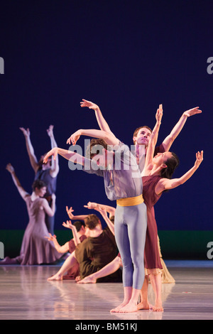 Mark Morris Dance Group performing at the London Coliseum Theatre, Londres, Angleterre, Royaume-Uni, Europe Banque D'Images