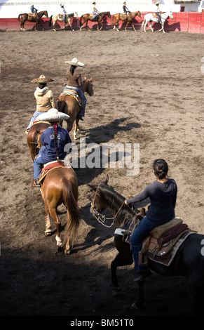 L'Amazonas, les membres de l'équipe Tres Villitas escaramuzas, train avec leurs chevaux dans la ville de Mexico, avril, 20, 2008. Banque D'Images