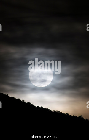 Pleine lune se lève au-dessus de la petite ville de montagne de Salida, Colorado, USA Banque D'Images