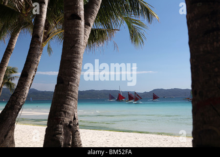 Bateaux à voile sur White Beach, Boracay, la plus célèbre destination touristique aux Philippines. Banque D'Images