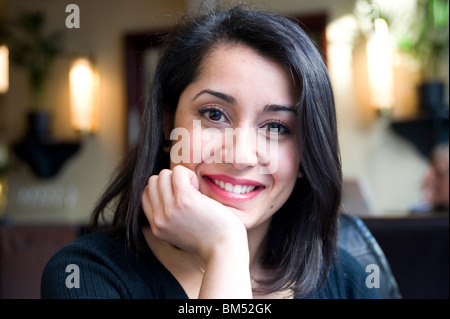 Portrait de jeune femme turque, England, UK Banque D'Images