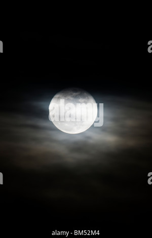Pleine lune se lève au-dessus de la petite ville de montagne de Salida, Colorado, USA Banque D'Images