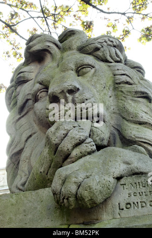 L'une des quatre sculptures de lion T Milnes sur Victoria Road, Saltaire, Bradford West Yorkshire Banque D'Images