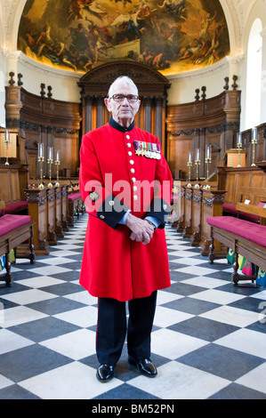 Portrait d'In-Pensioner John Ley vêtu de son manteau écarlate dans la chapelle de l'Hôpital Royal de Chelsea, Londres, Angleterre, Royaume-Uni Banque D'Images