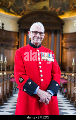 Portrait d'In-Pensioner John Ley vêtu de son manteau écarlate dans la chapelle de l'Hôpital Royal de Chelsea à Londres, Angleterre, RU Banque D'Images