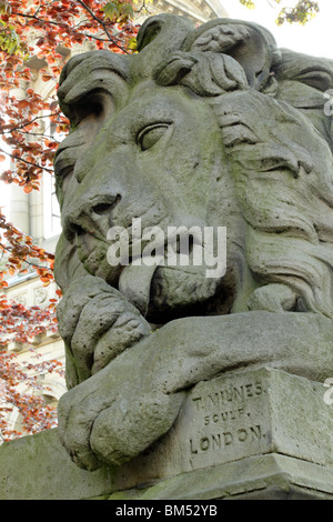 L'une des quatre sculptures de lion T Milnes sur Victoria Road, Saltaire, Bradford West Yorkshire Banque D'Images