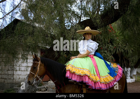 Membre de l'équipe El Herradero est assis sur son cheval avant la compétition dans un Escaramuza à Mexico Banque D'Images