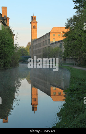 Vue de sels moulin et le Leeds Liverpool Canal à Saltaire, site du patrimoine mondial de l'UNESCO dans la région de Bradford West Yorkshire Banque D'Images