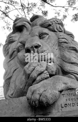 L'une des quatre sculptures de lion T Milnes sur Victoria Road, Saltaire, Bradford West Yorkshire Banque D'Images