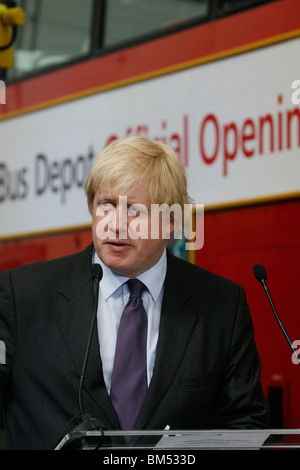 Le maire de Londres Boris Johnson, à l'ouverture officielle du nouveau Routemaster dans Battersea Banque D'Images