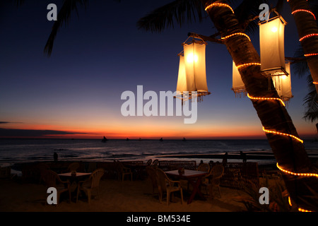 Coucher du soleil sur la plage Blanche, Boracay, la plus célèbre destination touristique aux Philippines. Banque D'Images