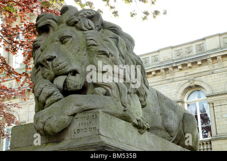 L'une des quatre sculptures de lion T Milnes sur Victoria Road, Saltaire, Bradford West Yorkshire Banque D'Images