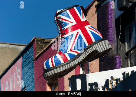 Union Jack Dr Martens boot, Camden, London, England, UK Banque D'Images