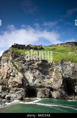 Les falaises et le château de Tintagel, North Cornwall, Angleterre, lieu légendaire de Camelot du Roi Arthur. Merlin's Cave est ci-dessous. Banque D'Images