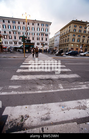 Un couple sur le passage piéton dans la ville de Rome. Italie Banque D'Images