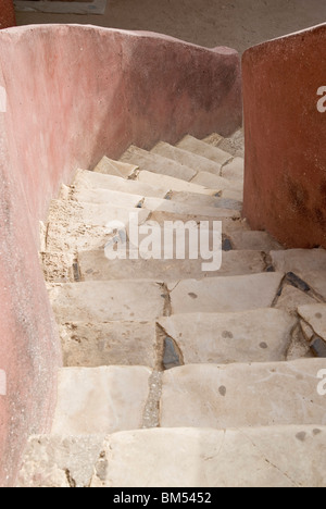 Escaliers de maison des esclaves dans l'île de Gorée, Dakar, Sénégal, Afrique. Banque D'Images