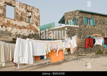 Vêtements accroché sur la ligne pour devenir sèche, île de Gorée, au Sénégal, en Afrique. Banque D'Images