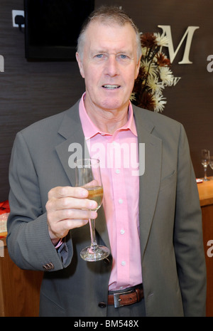 Sir Geoff Hurst, ouvre Mallards Jewellery Shop, Essex, Grande-Bretagne - 12 août 2009 Banque D'Images