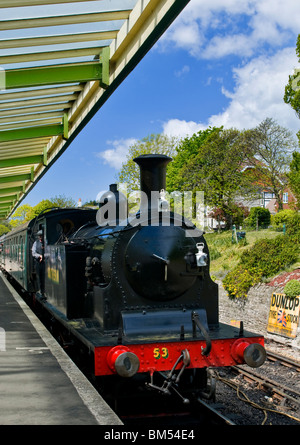 Locomotive à vapeur et touristique en ébranlaient la gare ferroviaire historique de Swanage Swanage Dorset UK Banque D'Images