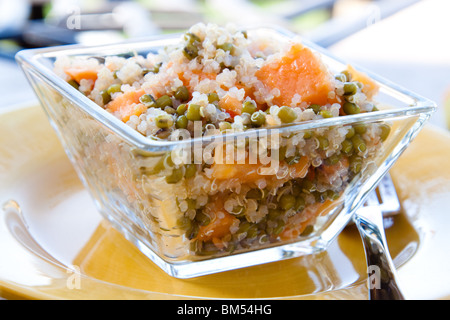 Riche en protéines des grains de quinoa salade faite de pousses et de la papaye. Garni de sauce épicée avec de l'huile d'olive, des herbes Banque D'Images