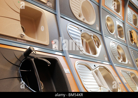 Bol double évier dans un magasin de bricolage Banque D'Images