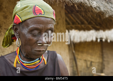 Les femmes bedik africaine avec foulard, village Iwol, Pays Bassari, Sénégal, Afrique. Banque D'Images